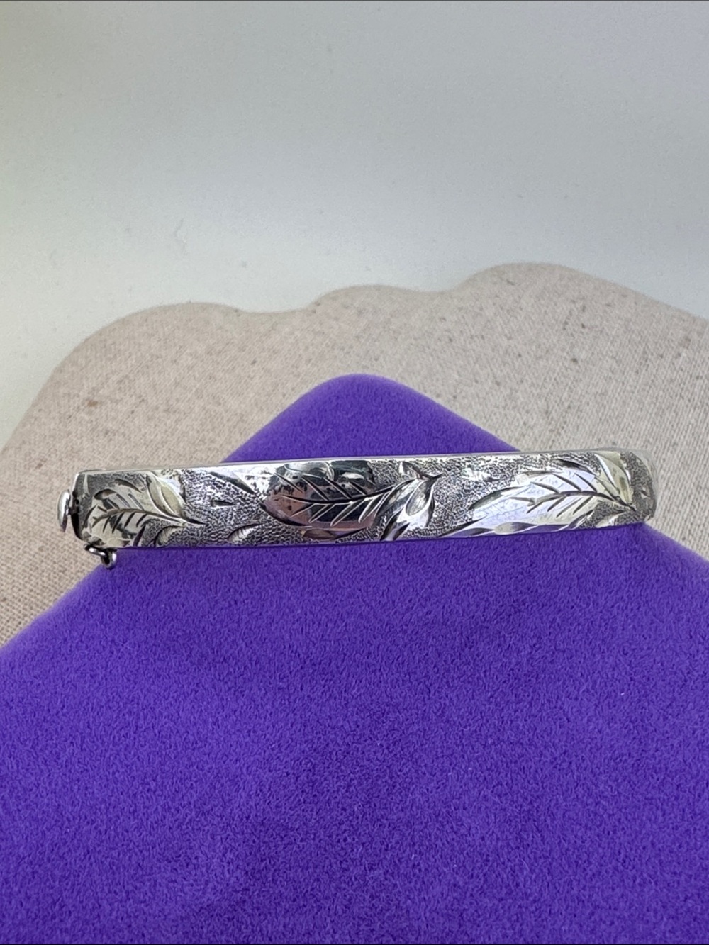 💛 Vintage Sterling Silver British Engraved Leaf Bangle Bracelet